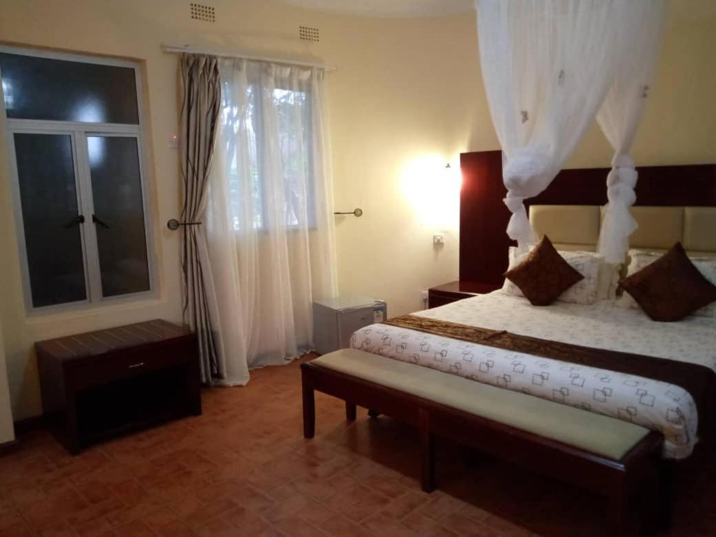Chamba Valley Exotic Hotel Лусака Экстерьер фото